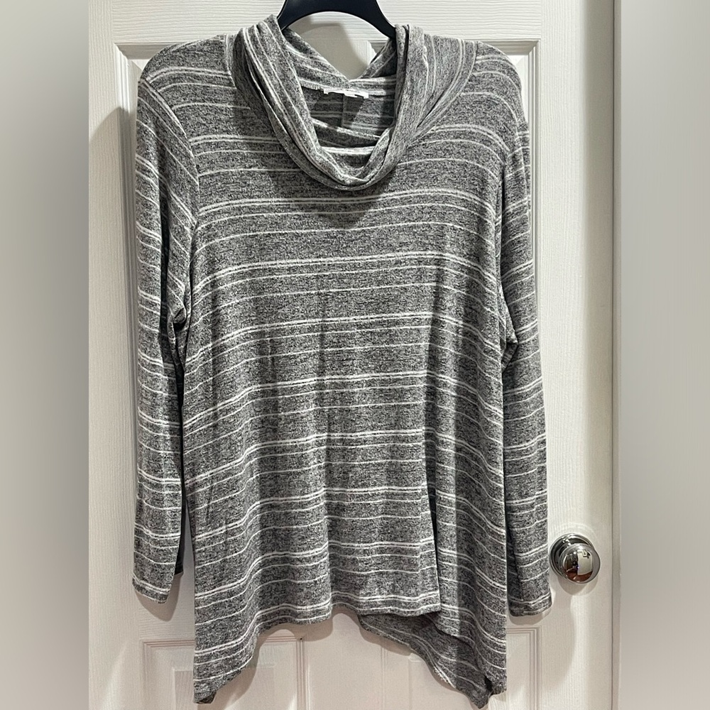 Star Vixen lightweight gray and white cowl neck sweater